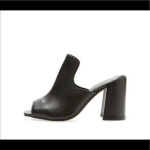 *Never Worn* Pure Navy Huesti Leather Mule